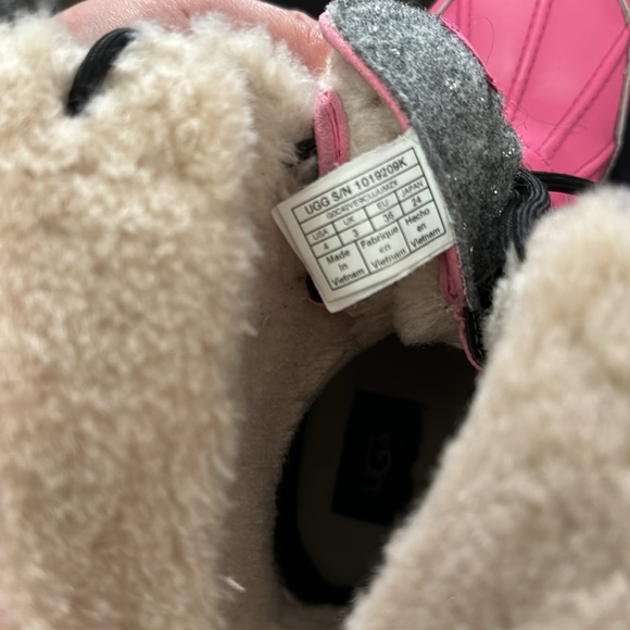 Girls excellent condition UGG Adirondack boots - Picture 6 of 7